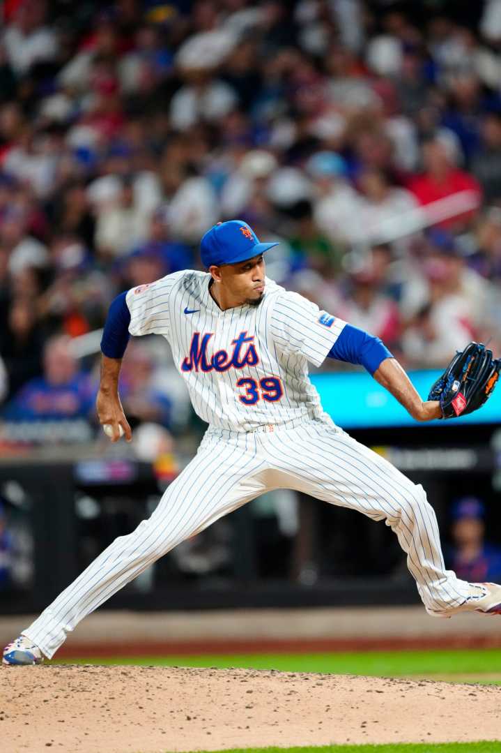 Mets extend qualifying offer to superstar closer