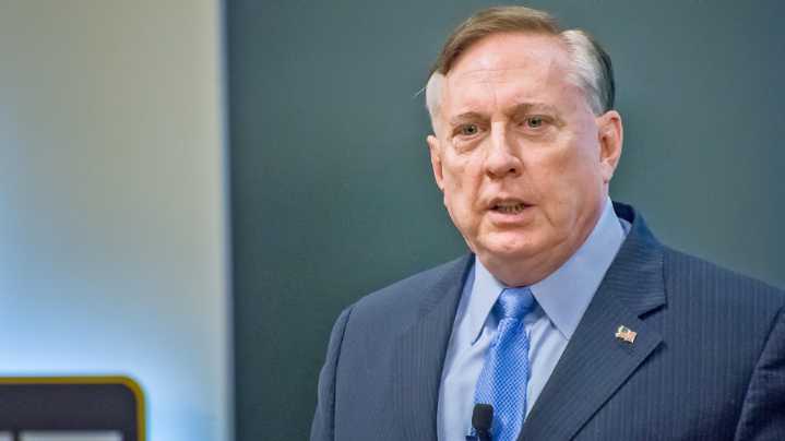 Exasesor de Defensa Douglas MacGregor alerta que EE. UU. se dirige hacia una "catástrofe económica"