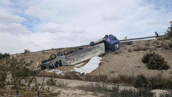 Un camión cargado de patatas sufre un espectacular accidente en la A