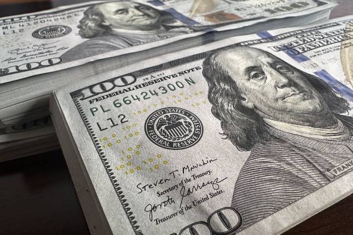 Presión al alza. El dólar arranca la semana con una suba de $25, tras la baja de las tasas de interés