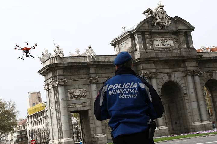 La oposición señala al polémico director de la Policía Municipal y cuestiona el gasto de más de un millón de euros en drones que apenas han volado