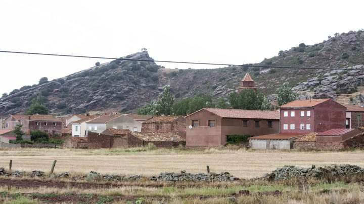 Casa barata a la venta de 100 metros cuadrados en un pueblo esculpido en rodeno