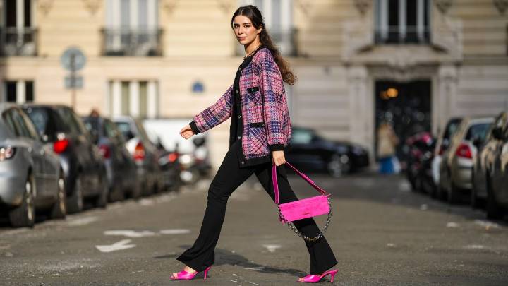 Cómo combinar leggings acampanados con tenis, botas altas, UGG, Mary Janes y más para ser la más elegante en invierno 2025