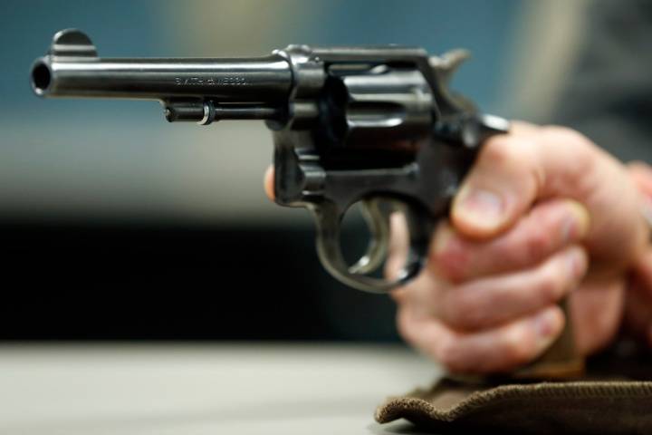 Acusado de matar a alguacil hispano enfrenta a la justicia en San Bernardino