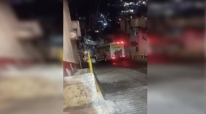 Camión de refrescos patina y se impacta con domicilio en la "Bajada del Diablo" de CdMx