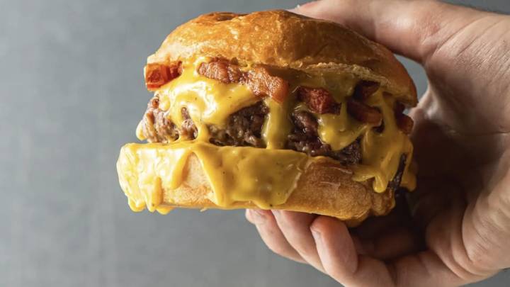 Un joven de 22 años, en estado crítico tras intentar tragarse sin masticar una hamburguesa en una broma que salió mal