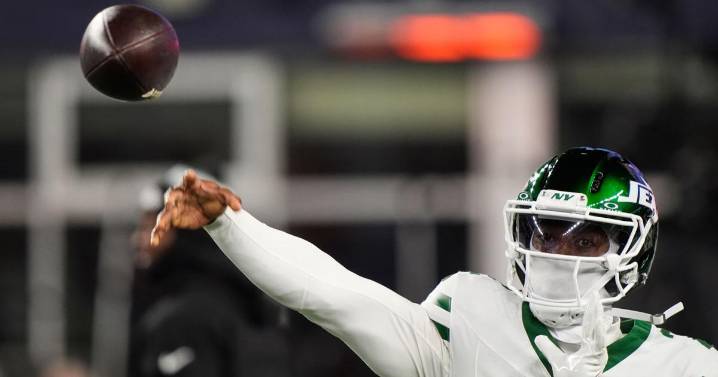 Jets' Aaron Glenn confirms that Tyrod Taylor will start at quarterback, Justin Fields is benched