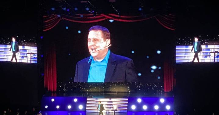 Peter Kay forced to halt Liverpool show following mishap just minutes into performance