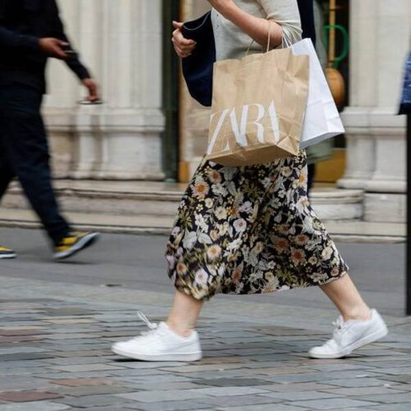 Holiday shoppers boost spending as consumer resilience persists