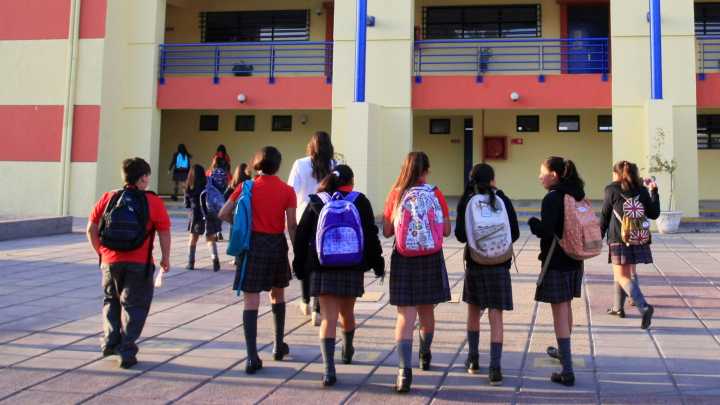 Dictamen N°75: nadie fuera del colegio por no poder pagar