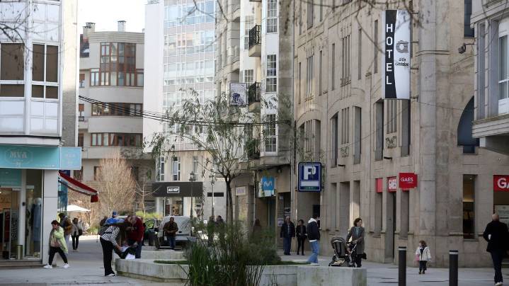 Una joven sufre un profundo corte causado por un cuchillo en un céntrico hotel vilagarciano