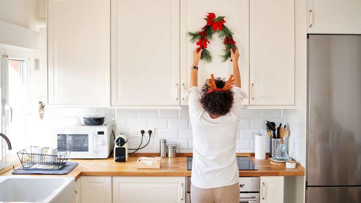 10 Cabinet Wreath Ideas To Decorate Your Kitchen Year Round