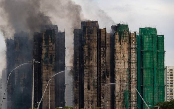 Buscan sobrevivientes tras incendio en torres que dejó 128 muertos en Hong Kong