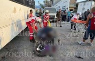 Se debate entre la vida y la muerte motociclista tras chocar contra transporte de personal en colonia Arboleda