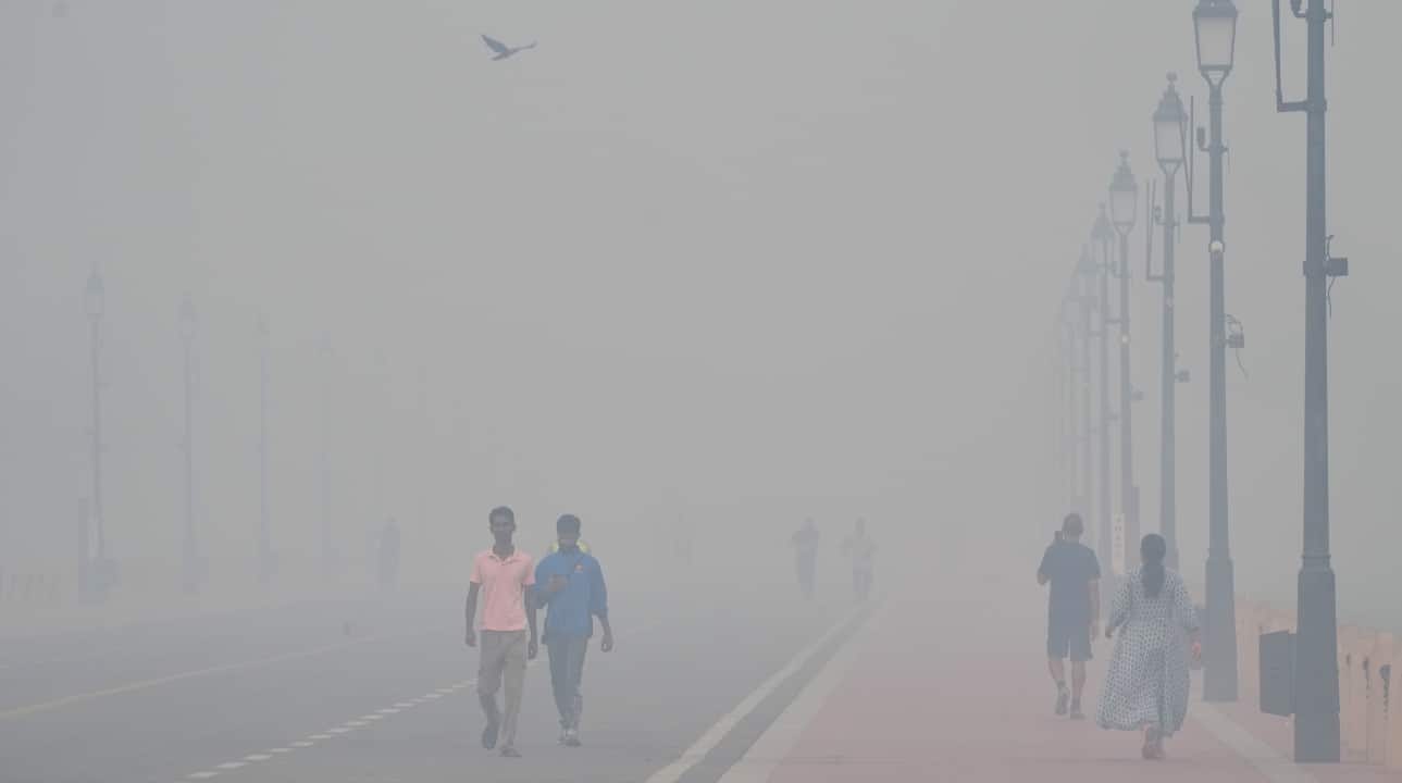 Delhi enters 'red zone' as pollution levels cross 400 mark, AQI 'severe'