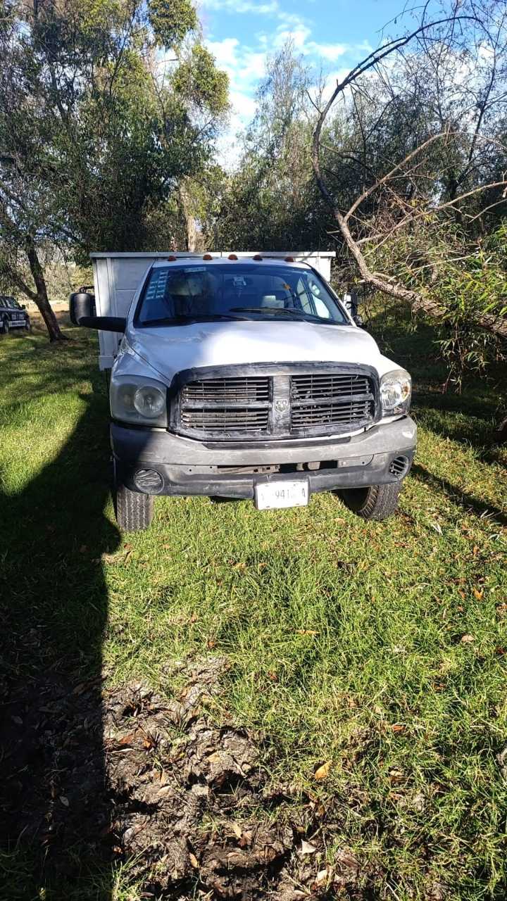 Comando irrumpe en fábrica de garrafones en Apetatitlan; amarran al personal y roban vehículos, dinero y pertenencias; operativo permite recuperar dos unidades