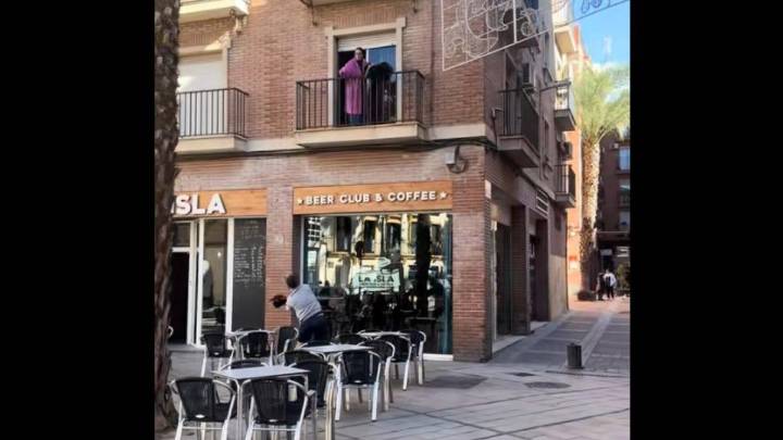 Lanza la equipación de pádel de su pareja por la ventana en pleno centro de Murcia: "Resulta que este va a ser el padre"