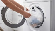 Colocar una bolsa de plástico en el lavarropas: por qué recomiendan hacerlo y para qué sirve