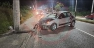 Destrozó su automóvil al chocar con un poste