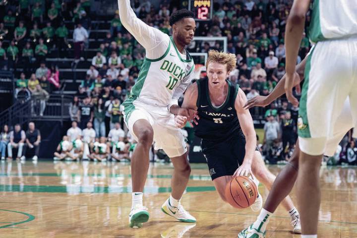 Oregon Ducks eke by Hawaii Warriors on late bucket
