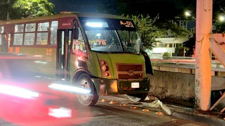 Camión de la ruta 78/A-01 choca contra pilar de puente peatonal y deja 7 lesionados en Guadalajara