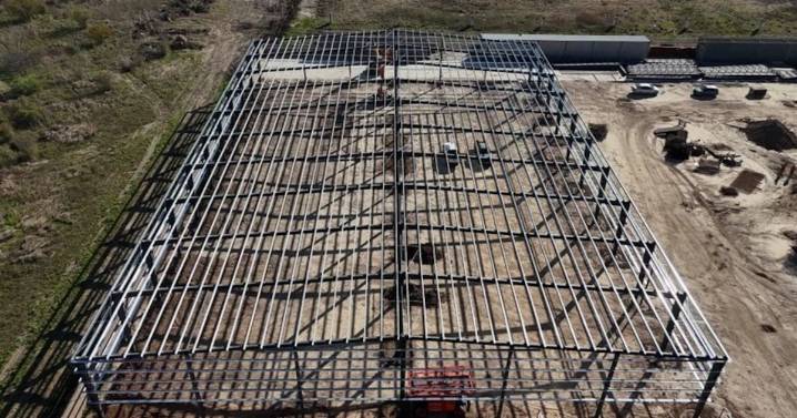 El terror de Bessent: una empresa nacional compró en China una fábrica que llegó en 5 contenedores