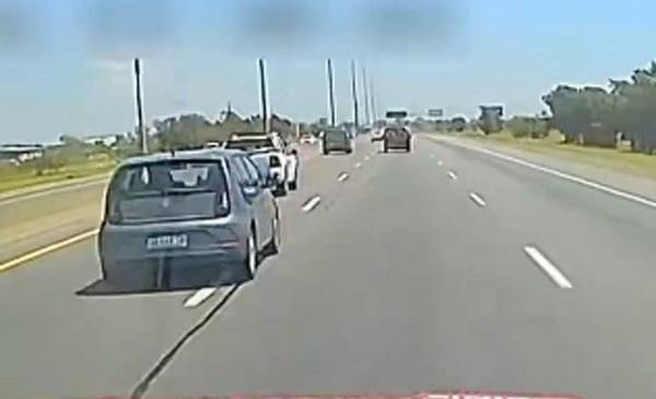En la Autopista La Plata: se pasó de "viva" tapando la patente y la multaron infraganti