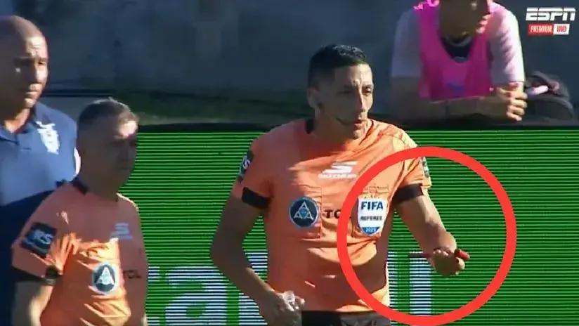 ¡Insólito! Le arrojaron un martillo al árbitro Yael Falcón en el Vélez vs Gimnasia [VIDEO]