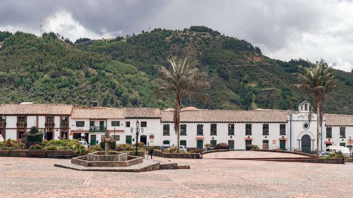 En este pueblo cerca a Bogotá se fabrican los mejores balones artesanales de fútbol de Colombia
