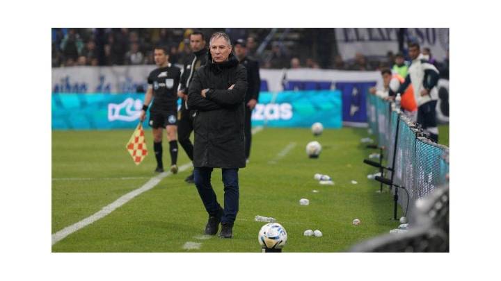 Central: Ariel Holan confirmó el equipo y tira la mitad del costillar al asador