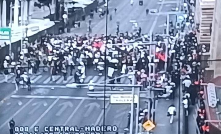 Contingentes pro Palestina y Generación Z protagonizan conato de riña en Eje Central