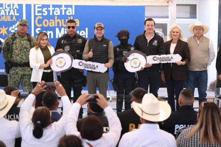 Coahuila: Entrega Manolo Jiménez 3 nuevos cuarteles para fortalecer blindaje