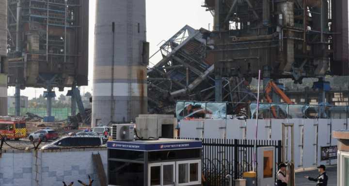 Un trabajador muerto y seis atrapados tras colapso en planta energética de Corea del Sur