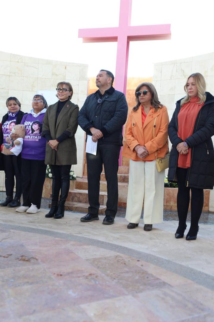 Juárez conmemora el Día de la Eliminación de la Violencia Contra las Mujeres con ofrenda floral