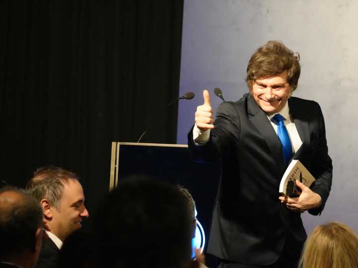 Un cóctel de champagne y miedo en el poder