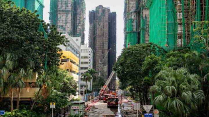 Hong Kong localiza a 144 desaparecidos del incendio ilesos y mantiene 150 sin contactar