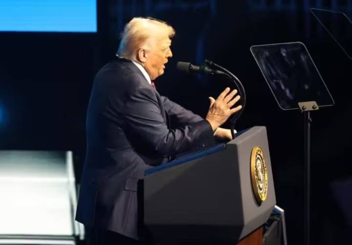 El presidente de Chile y el de Colombia critican el negacionismo climático de Trump, ausente en la COP30