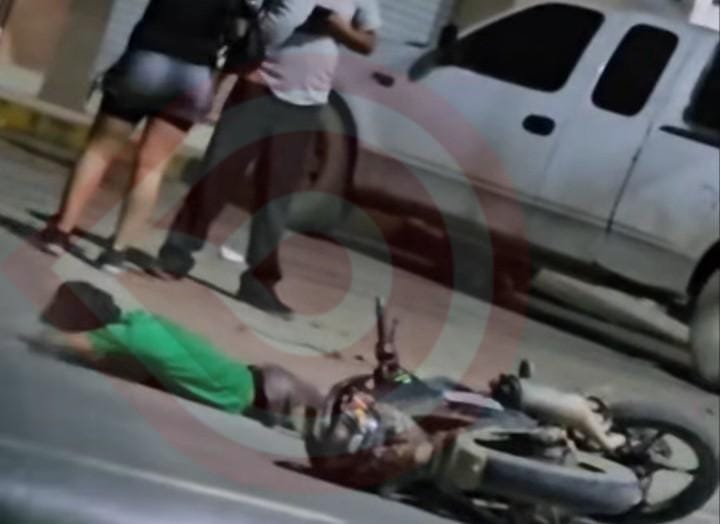 Motociclista herido en choque contra un poste