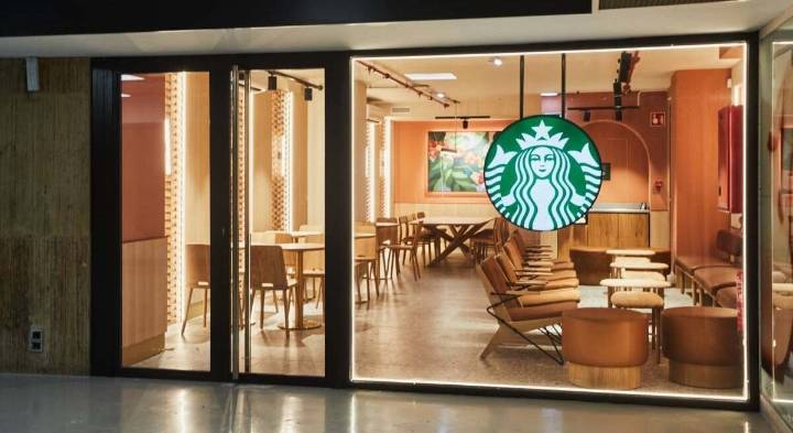Largas colas en Starbucks por la nueva taza navideña: la edición limitada que arrasa en España