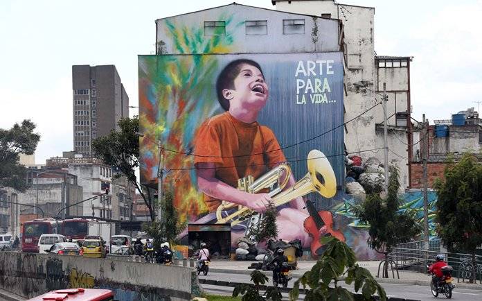 Más de 12 000 m² de muros en Bogotá se transforman en vibrantes murales urbanos con fauna y naturaleza como protagonistas