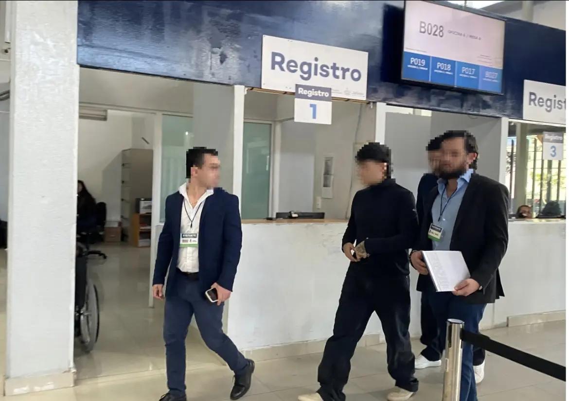 Video:Junior H comparece ante la Fiscalía de Jalisco tras cantar “El Azul” en Fiestas de ...