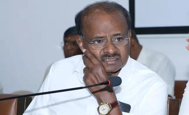 HD Kumaraswamy accuses CM of avoiding responsibility on sugarcane...