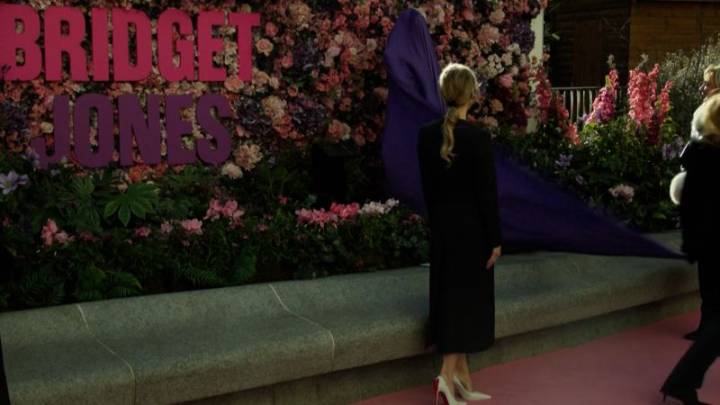 Renée Zellweger devela estatua de Bridget Jones en Londres