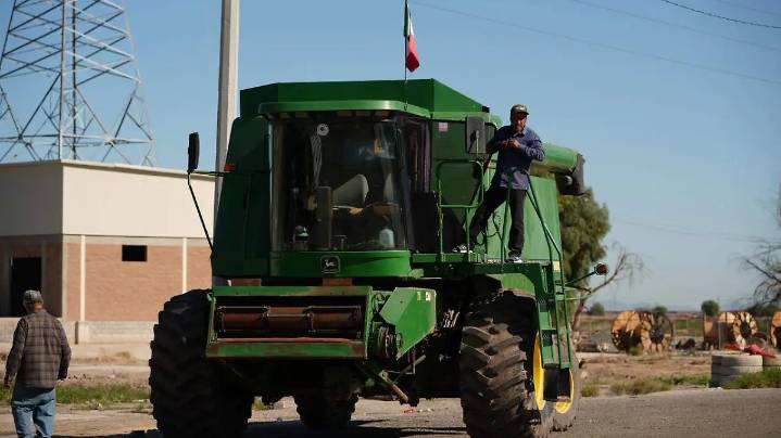 Retiran agricultores campamento y maquinaria de bloqueo de la carretera a San Luis R.C.