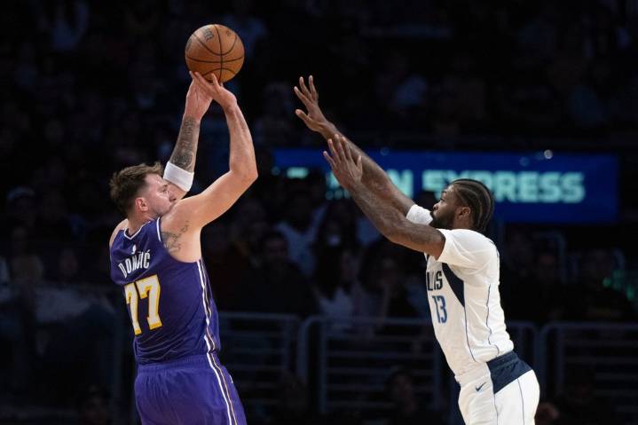 Reaves scores 38 points, Luka adds 35, Lakers hold off Mavs 129-119 in Anthony Davis’ LA return – Winnipeg Free Press