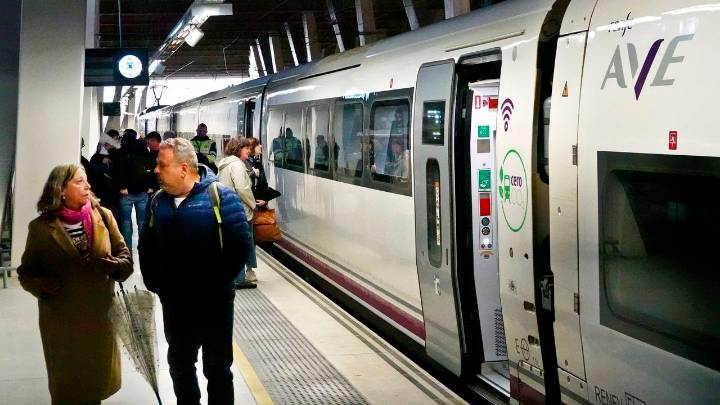El Congreso aprueba que la Ley de Movilidad recupere las indemnizaciones por retrasos de Renfe, pero la operadora intentará no aplicarlas