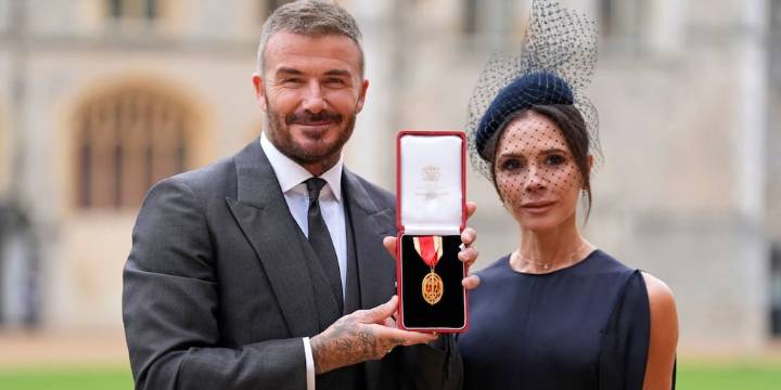 David Beckham se convirtió en caballero inspirado por el rey Carlos y con un traje diseñado por su esposa, Victoria