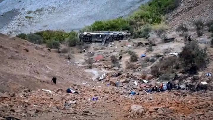 Treinta y siete muertos y más de 20 heridos deja aparatoso vuelco de autobús en Perú