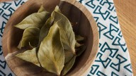 Mezclar hojas de laurel y bicarbonato de sodio: para qué sirve y por qué recomiendan hacerlo