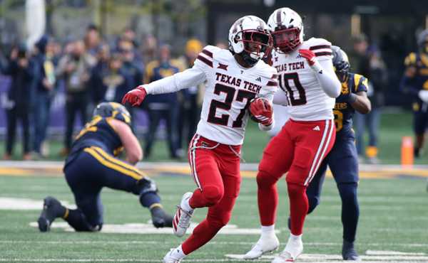 Georgia moves up behind Ohio State, Indiana atop AP football poll